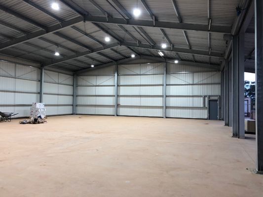 Nhà kho xây dựng cấu trúc thép tái chế 100% với bố cục linh hoạt